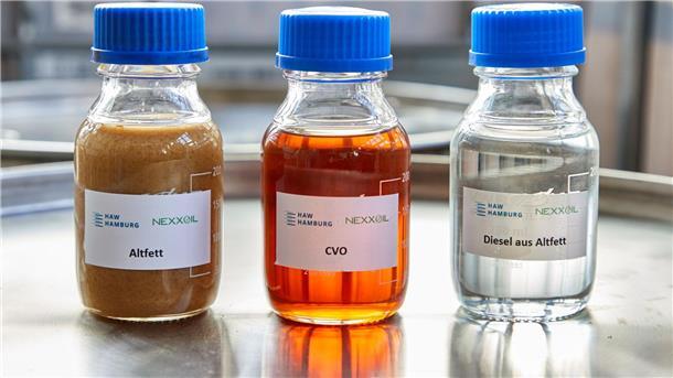 Forscher produzieren klimaneutralen Kraftstoff Glasflaschen mit Altfett, CVO (CVO Cracked Vegetable Oil) und Diesel aus Altfett stehen im Technikum im Bereich Verfahrenstechnik am Campus Life Sciences der HAW.