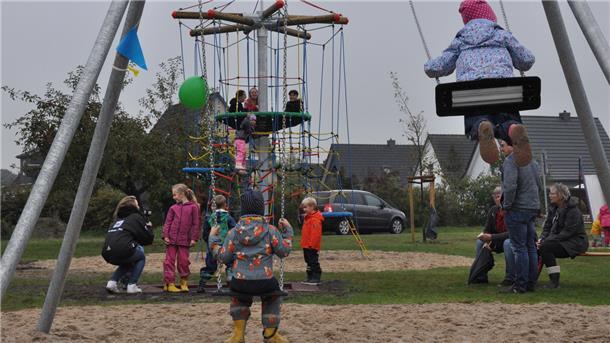 Gleich am Tag der Eröffnung kamen viele Kinder auf den neuen Spielplatz am Danziger Platz in Nordenham.