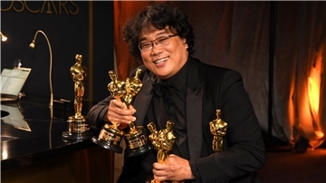 Gleich fünf Oscars räumt Bong Joon-ho mit „Parasite“ ab.