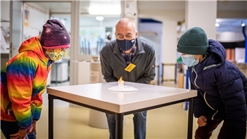 Gleich hebt sie ab: Phänomenta-Trainer Werner Köhler (Mitte) bastelt eine Teebeutelrakete mit den Kindern (von links) Julia und Jonathan. Das ist nur eines der Experimente für den Silvesterabend Foto: Hartmann