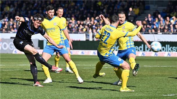 1:5 gegen Hertha: Braunschweiger Debakel im Abstiegskampf Gleich vier Braunschweiger können den Berliner Torschützen Fabian Reese nicht stoppen.