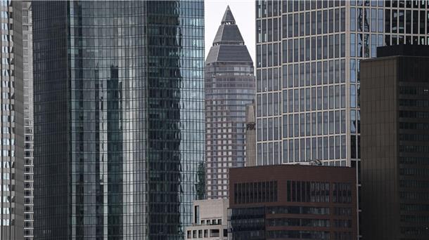 Vier Frankfurter Wolkenkratzer haben eigene Postleitzahl Gleich vier Gebäude in Frankfurt am Main haben eine eigenen Postleitzahl - darunter der Messeturm.
