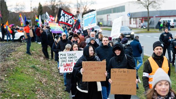 Aktivisten steigen auf Balkon von CDU-Kreisverband Hannover Gleichzeitig demonstrierten 650 Teilnehmer in Wesendorf gegen eine Wahlkampfveranstaltung der AfD.