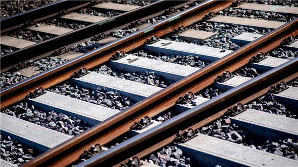 Warnstreik-Absage: Privatbahnen setzen auf Fahrt nach Plan Gleise sind an einem Bahnhof im Schotterbett verlegt.