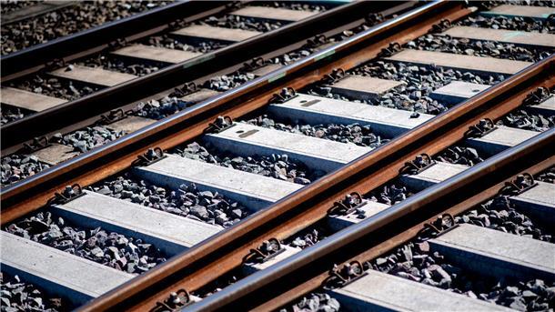Störung an Brücke in Oldenburg: Verzögerungen im Bahnverkehr Gleise sind an einem Bahnhof im Schotterbett verlegt.