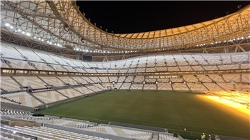 Ein leeres Fußballstadion in Katar