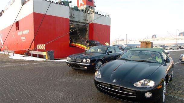 Schwimmende Parkhäuser: Wie es in einem Autotransporter aussieht und zugeht Einige schwarze Fahrzeuge verlassen über die Laderampe einen Autotransporter in Bremerhaven