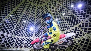 „Globe of Death“ – „Dahinter verbergen sich wagemutige Motorradfahrer: „Sie besiegen die Schwerkraft in einer großen Stahlkugel“, verspricht Zirkusdirektor Köllner.