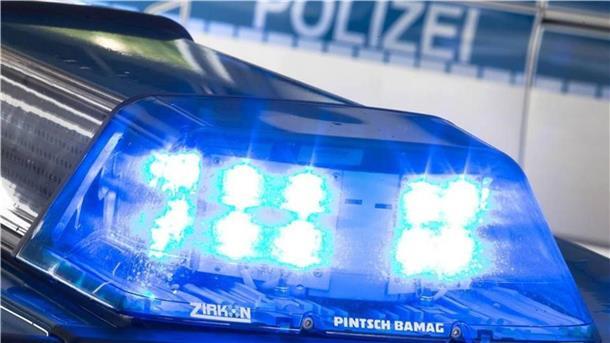 Glück im Unglück hatte Polizeiangaben zufolge am Freitagmittag ein neunjähriger Junge in Glinstedt: der Junge wurde beim Fahrradfahren von einem Lkw erfasst und leicht verletzt.