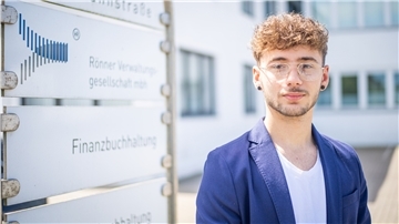 Glück trotz Corona-Krise: Cosmin Chipuc (21) beginnt im September seine Ausbildung als Kaufmann für Büromanagement bei der Rönner-Gruppe.