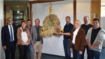 Glückliche Gesichter bei der Übergabe einer Erntekrone im Kreishaus (von links): Landrat Stephan Siefken, Petra Warns (Landfrauenverein Seefeld), Hergen Mahlstede (Ortslandvolkverein Seefeld), Kreislandvolk-Vorsitzender Dr. Karsten Padeken, Douwe Witbaard (Seefeld), Kreislandfrauen-Vereinsvorsitzende Ute Cornelius, Axel Hildebrand und Wilfred Brink (beide vom Ortslandvolkverein Seefeld).