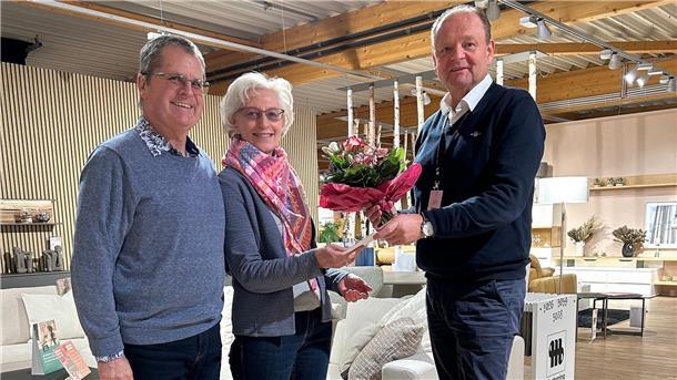 Drei Personen stehen in einem Möbelhaus und lächeln in die Kamera. Manfred und Edith Davidis (von links) freuen sich gemeinsam mit Matthias Nikisch, Vertriebsleiter der Kemner Home Company, darüber, dass sie einen Preis gewonnen haben.