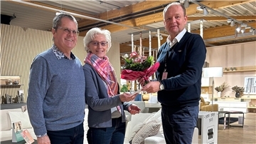 Drei Personen stehen in einem Möbelhaus und lächeln in die Kamera. Manfred und Edith Davidis (von links) freuen sich gemeinsam mit Matthias Nikisch, Vertriebsleiter der Kemner Home Company, darüber, dass sie einen Preis gewonnen haben.
