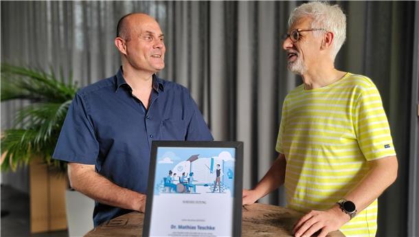 NZ-Redaktionsleiter Christian Döscher (rechts) und Lehrer Dr. Mathias Teschke