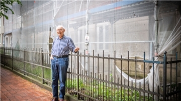 Zeitzeuge Werner Behrmann lebte mit seiner Mutter nach dem Zweiten Weltkrieg in der Nummer 32. Das Haus wird aktuell saniert. 