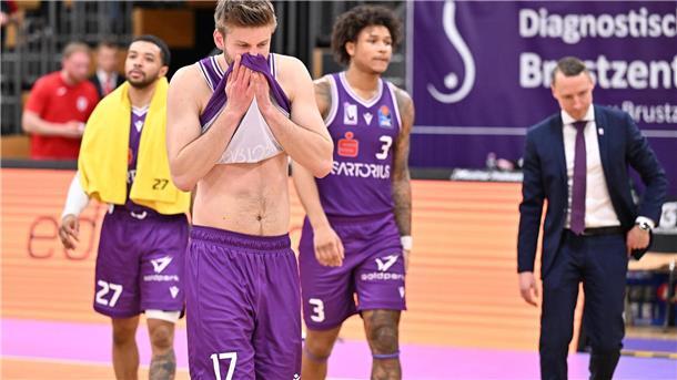 Basketballer der BG Göttingen müssen absteigen Göttingens Mathis Mönninghof (M) geht enttäuscht vom Spielfeld.