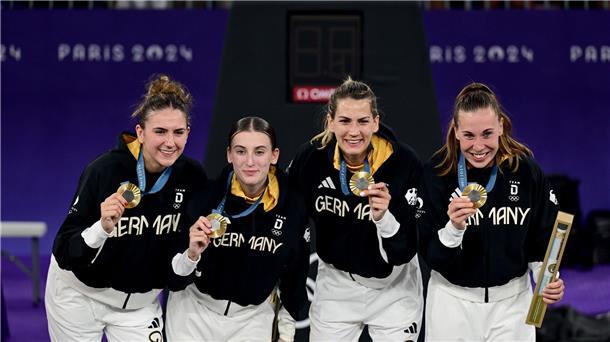 „Historische Nacht“: Olympia-Gold bringt 3x3 ins Rampenlicht Gold am Place de la Concorde: Die 3x3-Damen.