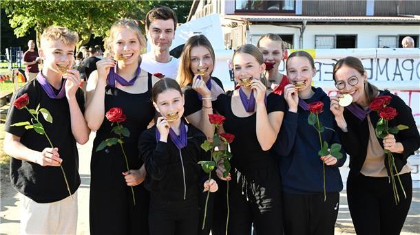 Gold und Titel sind echt: Die alten und neuen Europameister der U 18-Voltigierer kommen wieder aus Fredenbeck.