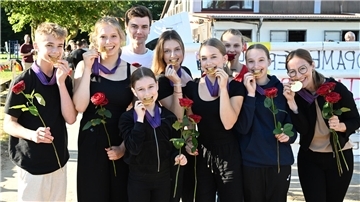 Gold und Titel sind echt: Die alten und neuen Europameister der U 18-Voltigierer kommen wieder aus Fredenbeck.