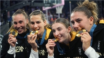 Goldener Glanz: Die 3x3-Basketballerinnen sind Olympiasieger.