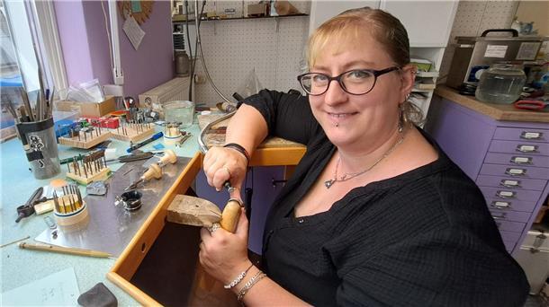 Goldschmiedin Jill Sanders bearbeitet in ihrer Werkstatt in Wulsdorf einen Ring.  