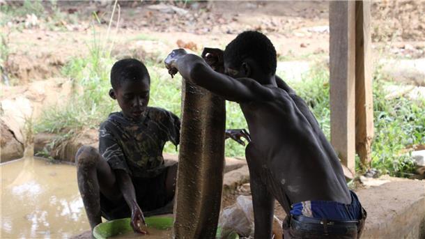 EU-Lieferkettengesetz soll Menschenrechte weltweit stärken Goldverarbeitungsanlage in der Region Brong-Ahafo in Ghana: Zwei kleine Jungen waschen das Erz, um es vom Schlamm zu trennen.