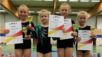 Golf für die die jüngsten Turnerinnen der TSV Wulsdorf mit Kaylee Johnson, Leah Johnson, Mia Kornahrens und Mila Rüsch.