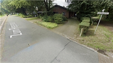 Google Street View: Am Straßenrand steht das Straßenschild „Adolf-Butenandt-Straße“, doch die Straße wird von Google bis heute als „Zum Piepenbrink“ markiert.