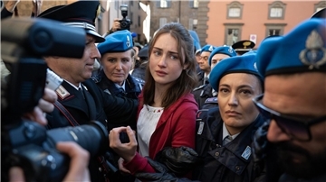 Szene aus „The Twisted Tale of Amanda Knox“ (Grace van Patten)