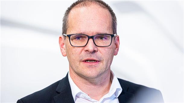 Küstenländer wollen im Verkehr Prioritäten setzen Grand Hendrik Tonne betonte die Bedeutung der Anbindung der Seehäfen. (Archivbild)