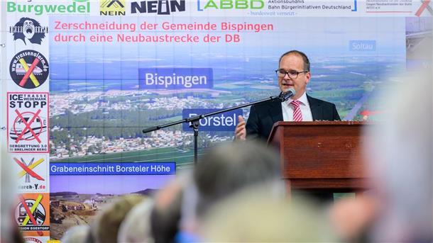 Gipfel fordert Stopp der Bahn-Neubaupläne Hamburg-Hannover Grant Hendrik Tonne (SPD), Minister für Wirtschaft, Verkehr und Bauen von Niedersachsen, spricht beim „Heidegipfel“ zu dem die Bürgerinitiativen Pro-Alpha-E und der Projektbeirat Alpha-E eingeladen haben.