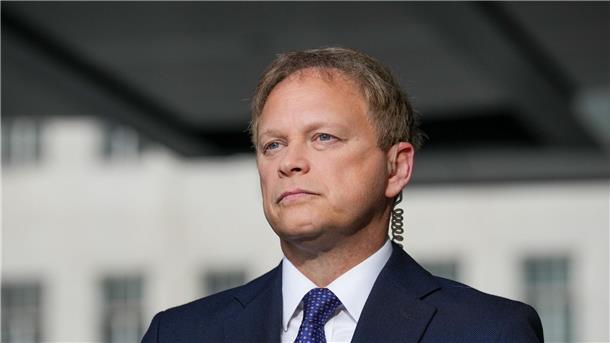 Britischer Regierungsflieger erlebt Signalstörung Grant Shapps, Verteidigungsminister von Großbritannien, war an Bord der Maschine.