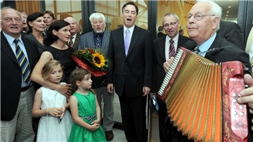 Gratulation mit Quetsche: Martin Döscher gibt dem frischgebackenen niedersächsischen Ministerpräsidenten David McAllister (Dritter von rechts) im Juli 2010 ein Ständchen in Hannover.