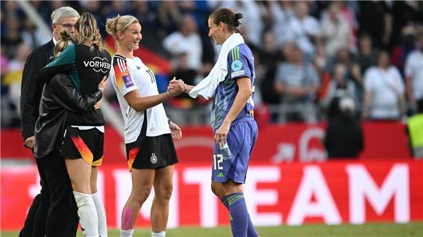 Nach zwei Krebsdiagnosen: Berger glänzt im DFB-Tor Gratulation von Popp: Torhüterin Berger