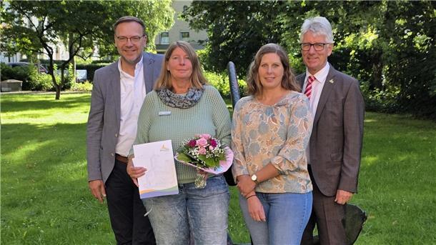 Gratulationen für Silvia Ochmann (zweite von links) gab es auch von Brakes Bürgermeister Michael Kurz (rechts), der Vorsitzenden des Personalrats, Nadine Goertz, und Personalchef Torsten Tschigor.