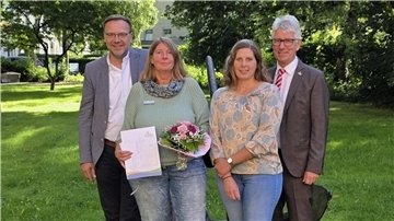 Gratulationen für Silvia Ochmann (zweite von links) gab es auch von Brakes Bürgermeister Michael Kurz (rechts), der Vorsitzenden des Personalrats, Nadine Goertz, und Personalchef Torsten Tschigor.