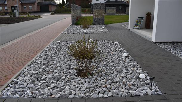 Grauer Kies, graues Pflaster: So sieht es vor dem Eigenheim von Hauke Kahrs, Ratsherr der Grünen in Schiffdorf, aus.