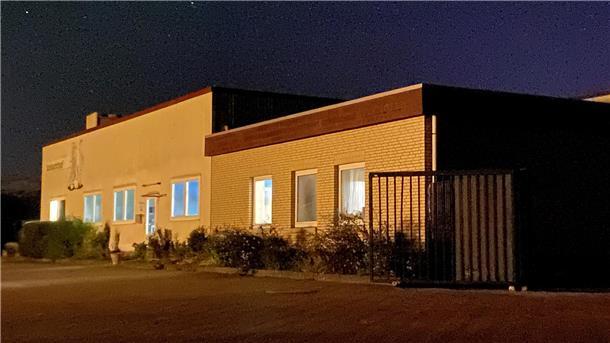 Nachtaufnahme eines Gebäudes - Tierschutz-Skandal in Elsfleth: Schlachthof geschlossen