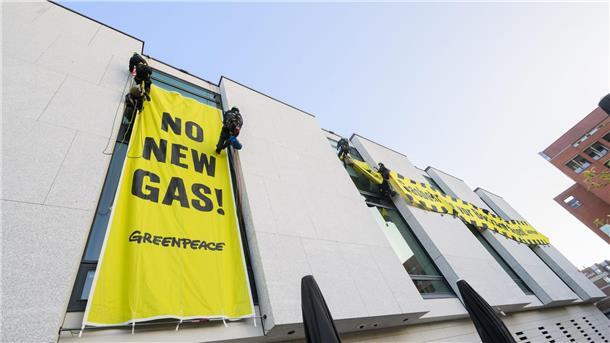 Meta Janssen-Kucz: Greenpeace-Protest friedlich und legitim Greenpeace-Aktivisten befestigen am frühen Morgen Banner an der Fassade des niedersächsischen Landtages..