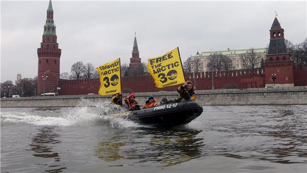 Organisation „unerwünscht“: Greenpeace in Russland schließt Greenpeace-Aktivisten bei einer Aktion am 06.11.2013 in Moskau.