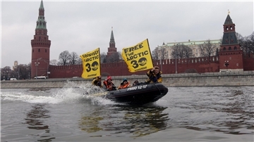 Greenpeace-Aktivisten bei einer Aktion am 06.11.2013 in Moskau.