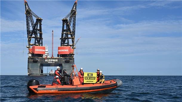 Umweltschützer blockieren weiter Erdgasbohrung auf Nordsee Greenpeace-Aktivisten blockieren weiter die Installation einer Bohrplattform nahe Borkum und Schiermonnikoog.