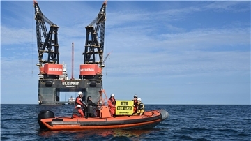 Greenpeace-Aktivisten blockieren weiter die Installation einer Bohrplattform nahe Borkum und Schiermonnikoog.