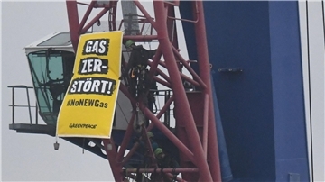 Greenpeace-Aktivisten protestieren auf einem Kran gegen den Start der Verlegung einer Gas-Pipeline im Hafen von Mukran im Norden der Insel Rügen.