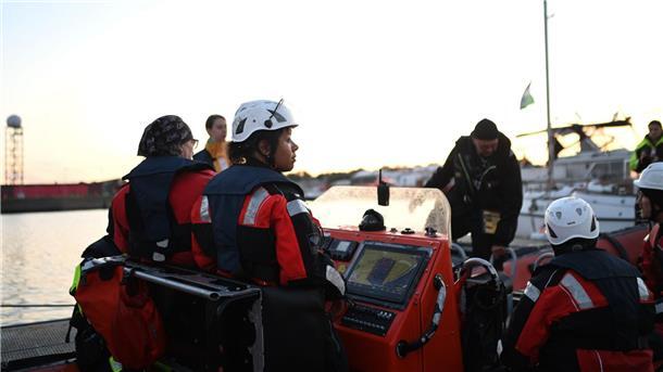 Greenpeace-Aktivisten starten im Hafen von Borkum zu einer Aktion gegen den Energiekonzern One Days. 