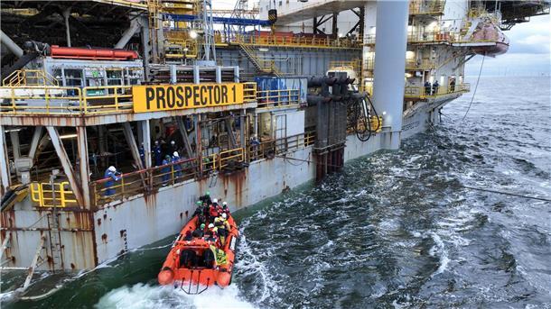 Niederlande: Vorläufiger Baustopp für Gasbohrung in Nordsee Greenpeace-Aktivisten versuchen mit einem Schlauchboot eine Bohrplattform in der Nordsee vor Borkum zu entern.