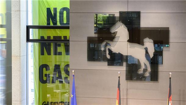 Greenpeace-Banner hängen an Fenstern vor dem niedersächsischen Landtag.