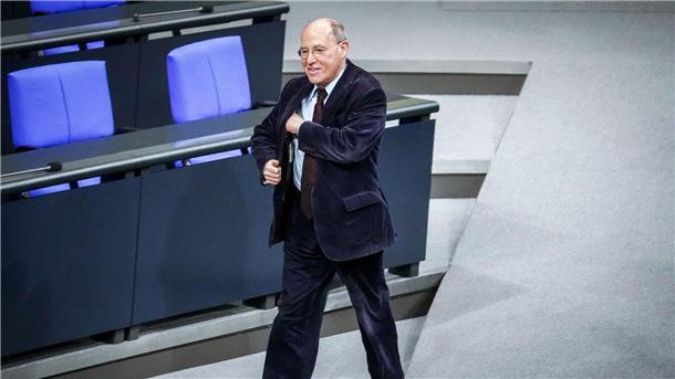 Gysis langer Weg zum Rednerpult Gregor Gysi hat sich auf den Weg gemacht.