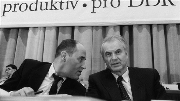 Gregor Gysi (l), damals Parteivorsitzender der PDS, spricht auf einem Parteitag mit Hans Mordow, damals Vorsitzender des DDR-Ministerrates.