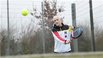 Gregor Saßerath aus Cuxhaven gehört in seiner Altersklasse zu den besten Padel-Spielern Deutschlands.